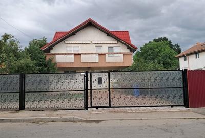 Casă individuală cu 5 camere cu Canalizare în Central