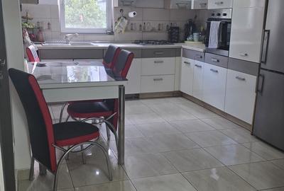 Apartament cu 3 camere decomandat în Aradului