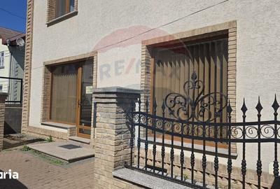 Spațiu comercial, de 50 mp, în Central - 9