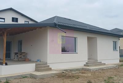 Casă cu 3 camere în Săbăreni