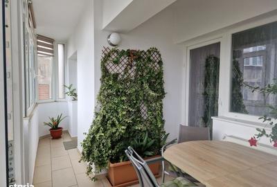 Apartament cu 3 camere decomandat în Central