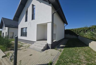 Casă individuală cu 4 camere cu Teren 254 Mp în Bucium