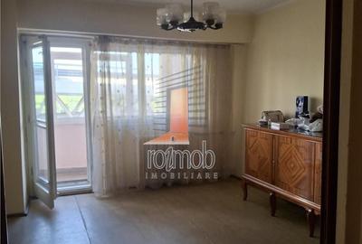 Apartament cu 3 camere decomandat în Tei
