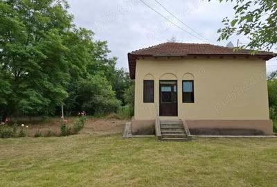 Casă cu 4 camere cu Teren 2000 Mp în Central
