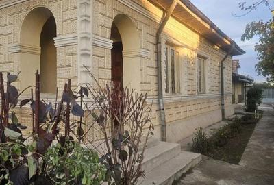 Casă cu 3 camere cu Teren 3500 Mp în Central