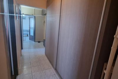 Apartament cu 3 camere decomandat, mobilat în Central