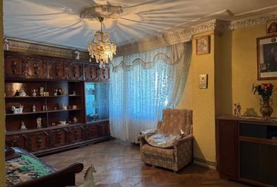 Apartament cu 5 camere decomandat în Nicolae Titulescu