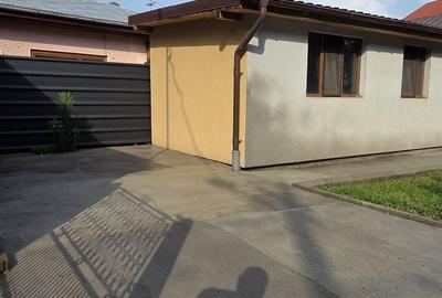 Casă cu 4 camere în Pietrișu