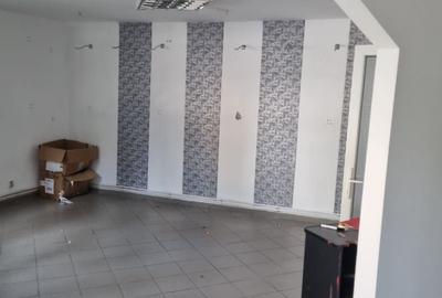 Spațiu comercial, de 60 mp, în Petros
