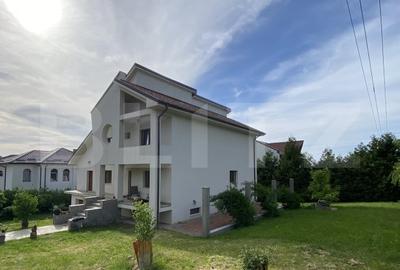 Casă individuală cu 9 camere cu Garaj în Bucium