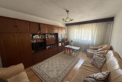 Apartament cu 3 camere decomandat, mobilat în Dacia
