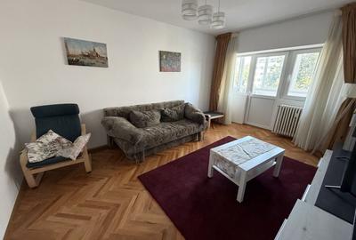 Apartament cu 3 camere decomandat în Podul de Fier
