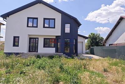 Casă cu 4 camere decomandat cu Canalizare în Valu lui Traian - 1