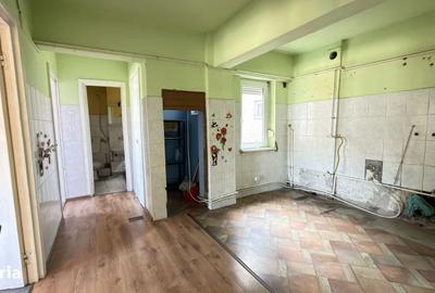 Apartament cu 4 camere semidecomandat în Central