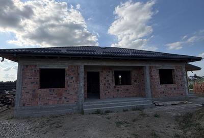 Casă cu 4 camere cu Teren 500 Mp în Joița