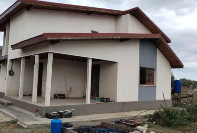 Casă cu 4 camere în Lumina