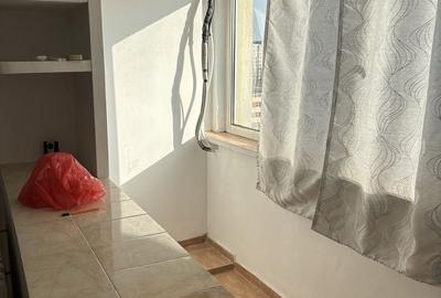 Apartament cu 3 camere semidecomandat în Colentina