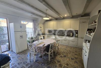 Apartament cu 4 camere decomandat, mobilat în Central