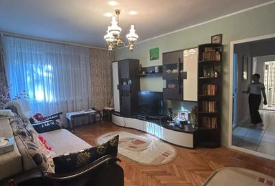 Apartament cu 3 camere semidecomandat, mobilat în Micro 16