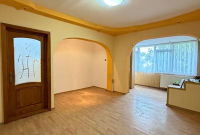 Apartament cu 3 camere decomandat în Micro 13