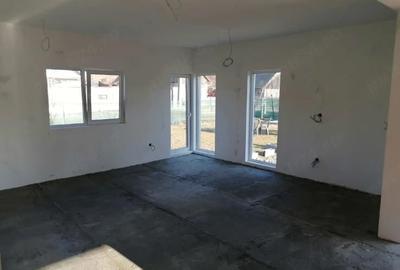 Casă cu 2 camere cu Teren 840 Mp în Ceuaș
