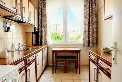 Apartament cu 3 camere semidecomandat în Central