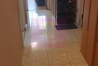 Apartament cu 3 camere decomandat în Costin Georgian
