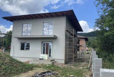 Casă cu 4 camere în Tăuții de Sus