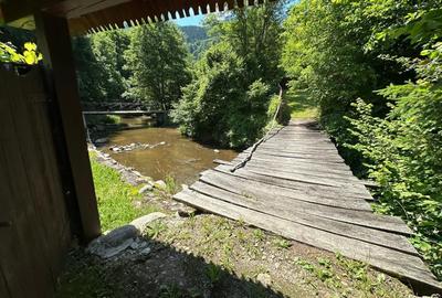 Casă cu 4 camere în Lăpuștești