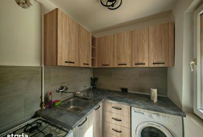 Apartament cu 3 camere semidecomandat în Craiovița Nouă