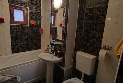 Apartament cu 3 camere decomandat în Micro 16