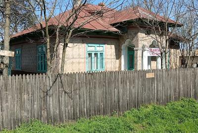 Casă cu 4 camere cu Teren 2988 Mp în Central