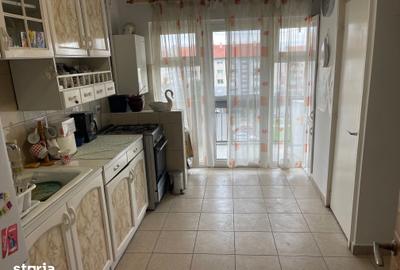 Apartament cu 3 camere decomandat în Carpați 2