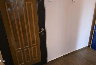 Apartament cu 3 camere semidecomandat în Micro 15