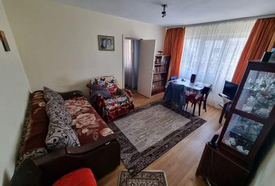 Apartament cu 3 camere semidecomandat, mobilat în Km 4-5