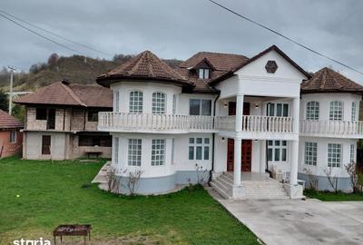 Casă cu 7 camere cu Teren 1209 Mp în Petros - 2