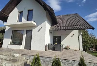 Casă cu Teren 1000 Mp în Zvoriștea