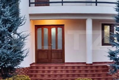 Casă cu 7 camere cu Teren 1178 Mp în Central
