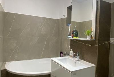 Apartament cu 3 camere semidecomandat în Colentina
