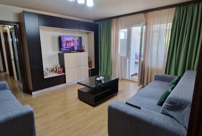 Apartament cu 3 camere semidecomandat, mobilat în Rovine