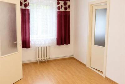 Apartament cu 2 camere nedecomandat, mobilat în Decebal
