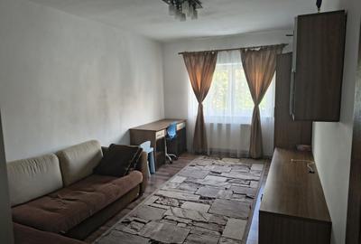 Apartament cu 3 camere decomandat în Răcădău