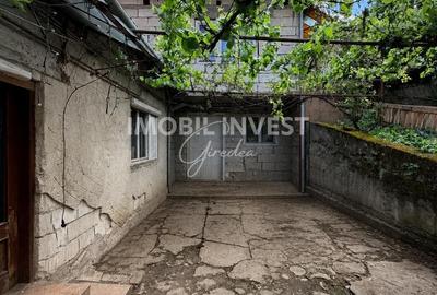 Casă cu 5 camere cu Teren 5280 Mp în Central