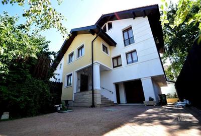 Casă individuală cu 7 camere cu Canalizare în Bucium