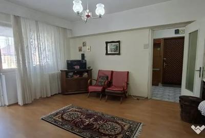 Apartament cu 3 camere semidecomandat în Mioriței