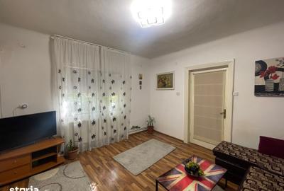 Casă cu 4 camere semidecomandat cu Teren 1000 Mp în Tineretului