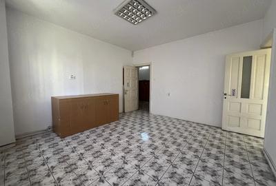 Casă cu 2 camere cu Teren 377 Mp în Republicii