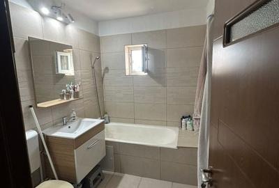 Apartament cu 3 camere decomandat în Craiovița Nouă