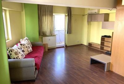 Apartament cu 4 camere decomandat în P-ța Victoriei