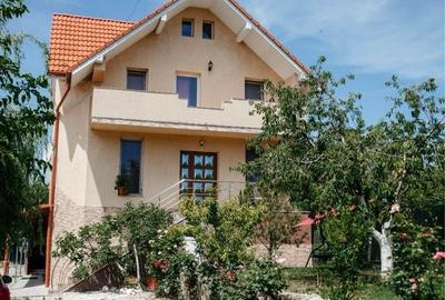 Casă cu 4 camere în Central